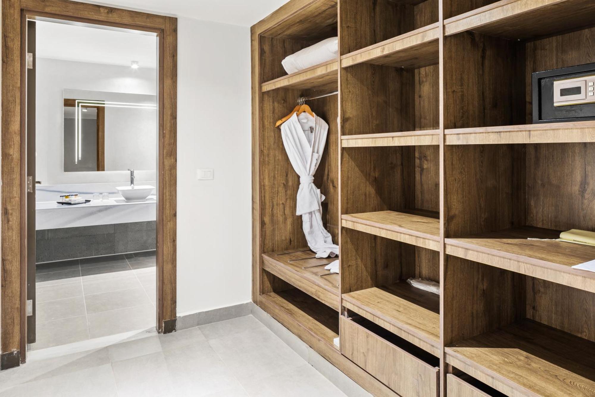 Pickalbatros Laguna Club Resort Sharm El Sheikh Buitenkant foto A walk-in closet