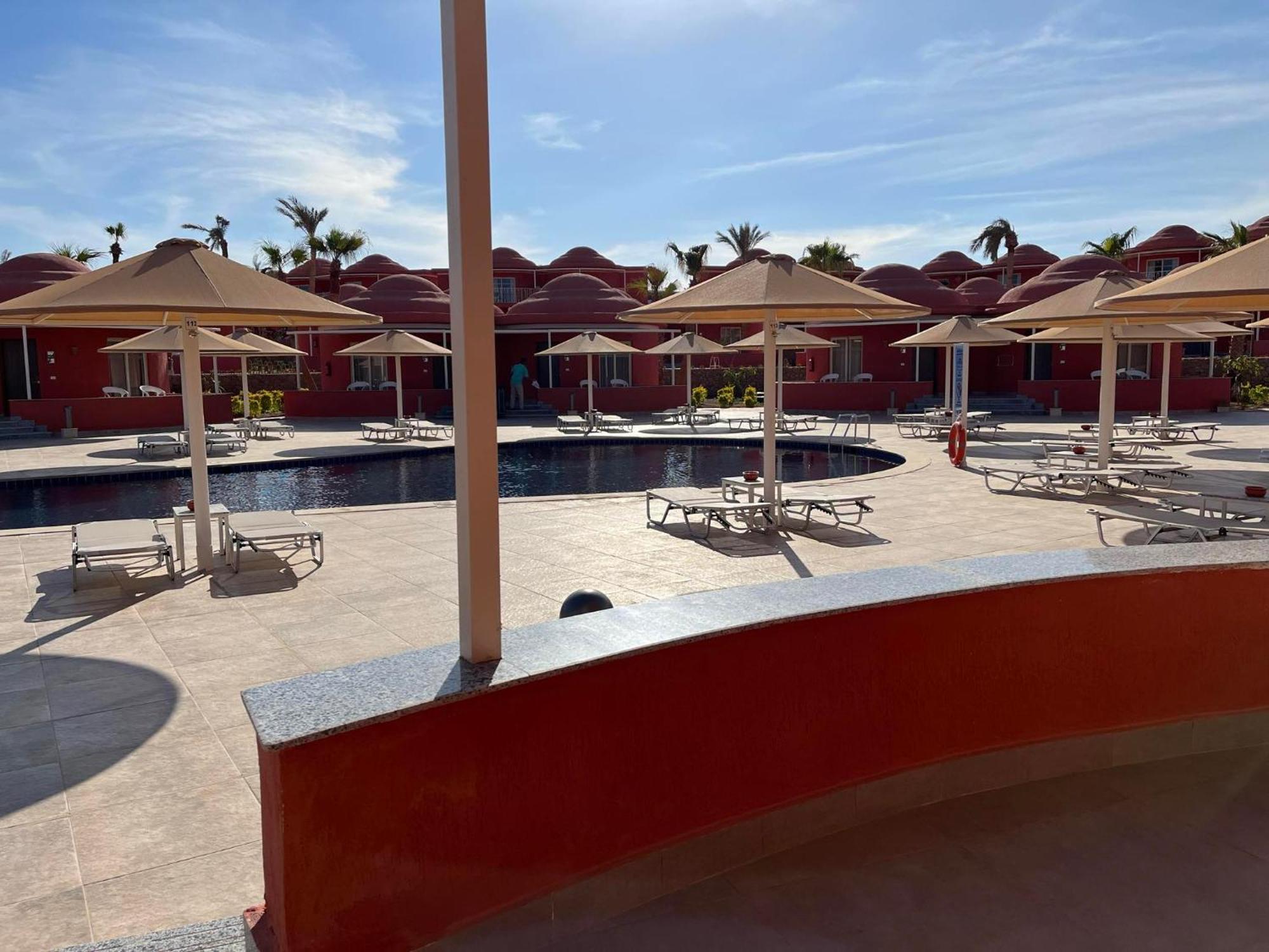Pickalbatros Laguna Club Resort Sharm El Sheikh Buitenkant foto The pool at the hotel