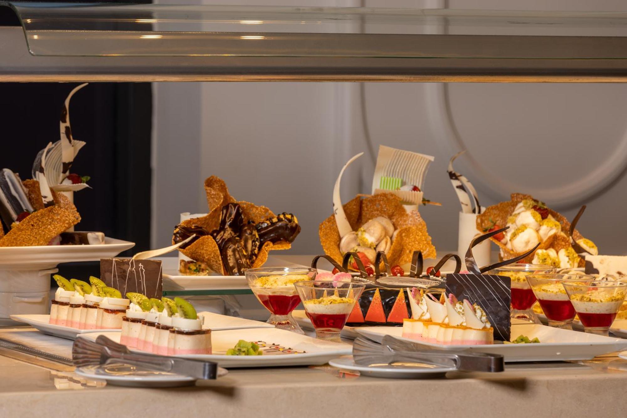 Pickalbatros Laguna Club Resort Sharm El Sheikh Buitenkant foto A display of desserts